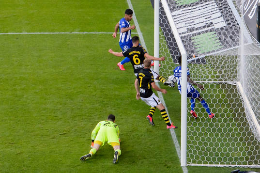 Bollen går i mål till 1-0