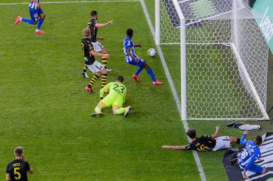 Bollen går i mål till 1-0