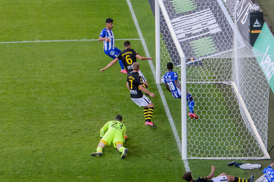 Bollen går i mål till 1-0