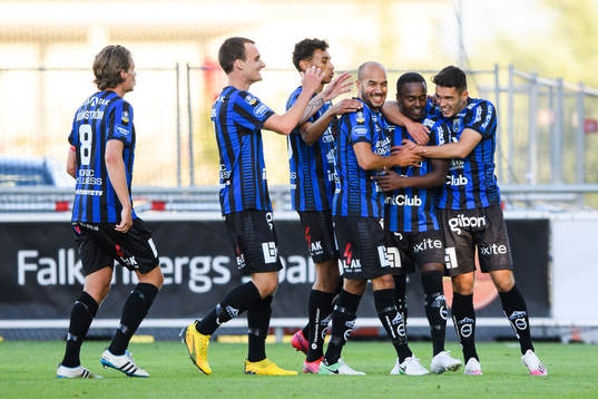 Sirius spelare jublar med Nahom Girmai Netabay efter 1-2