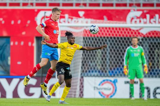Helsingborgs Casper Widell och Mjällbys Mamudu Moro