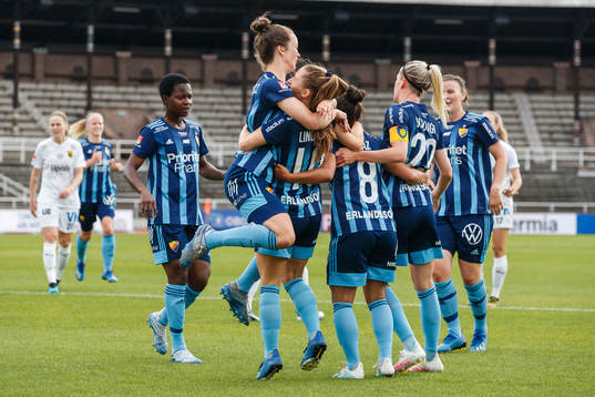 Djurgårdens Tilde Lindwall jublar med lagkamrater