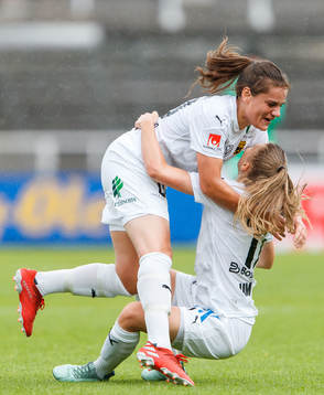 Umeås Sarah Mellouk jublar med Therese Simonsson efter 1-1