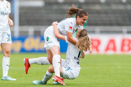 Umeås Sarah Mellouk jublar med Therese Simonsson efter 1-1