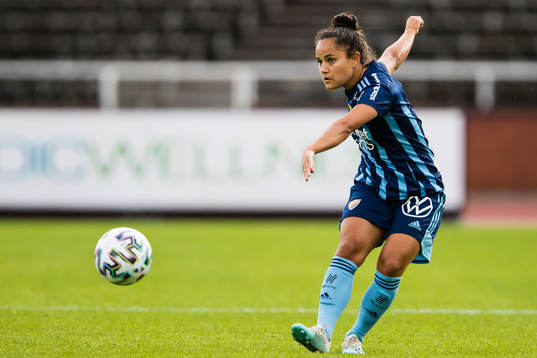 Djurgårdens Malin Diaz med ett skott