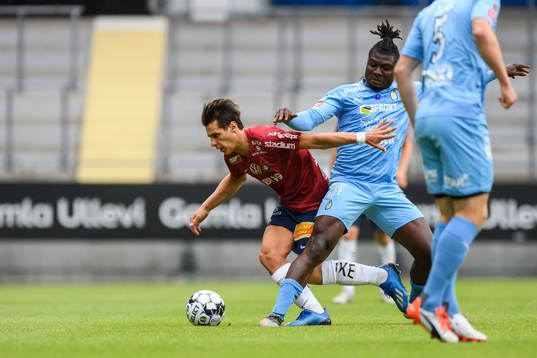 Örgrytes Kevin Ackermann och AFC Eskilstunas Samuel Nnamani