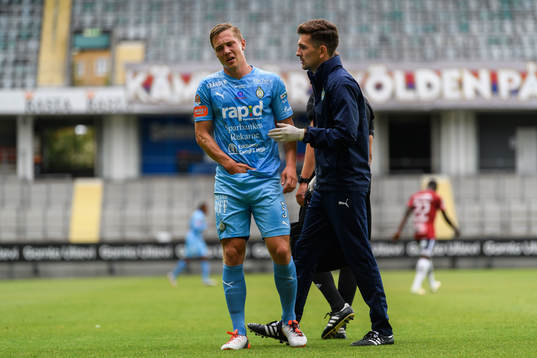 AFC Eskilstunas Gustav Jarl har ont och får hjälp av