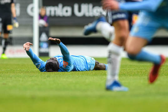 AFC Eskilstunas Samuel Nnamani har ont