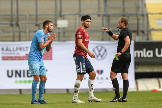 AFC Eskilstunas Karim Rossi och Örgrytes Oliver Stanisic