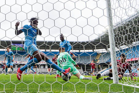 AFC Eskilstunas Abdel Rhamane Khalil Diarra räddar en boll