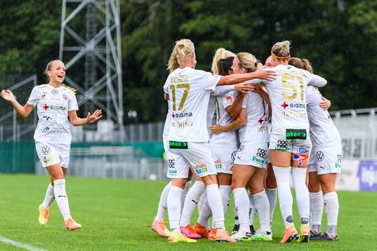 Rosengårds Glodis Perla Viggosdottir jublar med lagkamrater