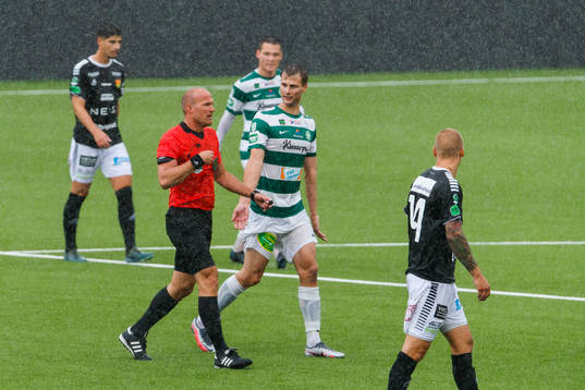 Domare Patrik Eriksson dömer ett spelavbrott på grund av