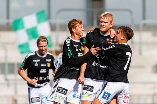GAIS Carl Elfgren Nyström jublar med lagkamrater efter 2-2