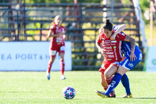 Piteås Fernanda Da Silva och Örebros Maja Regnås