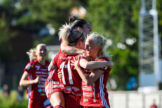 Piteås Fernanda Da Silva, Cecilia Edlund och Cecilia Edlund jublar efter 1-0