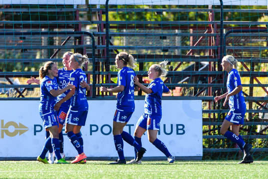 Örebros Alfred Ajdarevic jublar med lagkamrater efter 1-1