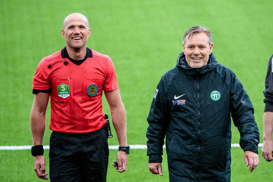 domare  Patrik Eriksson och Västerås tränare Thomas Askebrand