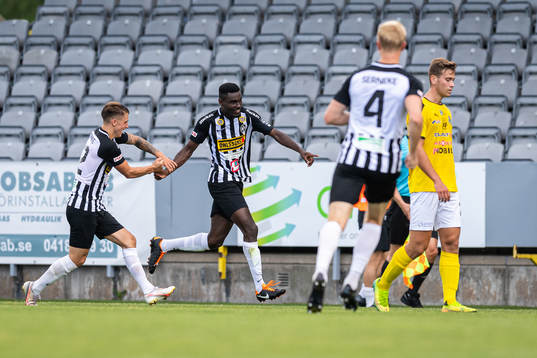 Landskronas Patrick Nwadike jublar med lagkamrater efter 3-1