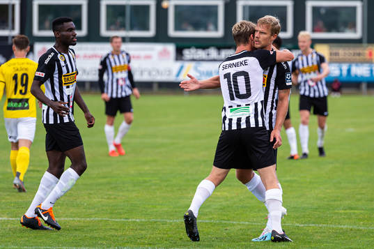 Landskronas Linus Olsson jublar med lagkamrater efter 2-1