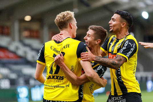 Häckens Gustav Berggren jublar med Leo Bengtsson och Ahmed Yasin efter 1-0