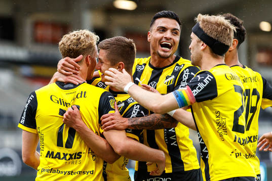 Häckens Gustav Berggren jublar med Leo Bengtsson och Ahmed Yasin efter 1-0
