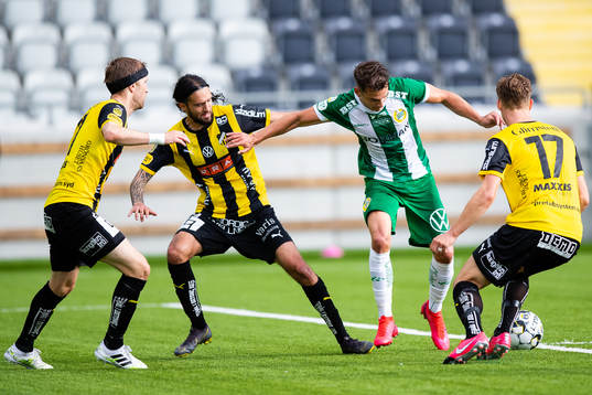 Häckens Leonard Zuta och Hammarbys Alexander Kacaniklic