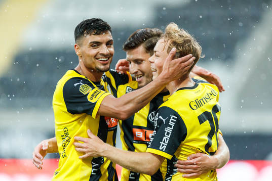 Häckens Adam Andersson jublar med Ahmed Yasin och Adnan