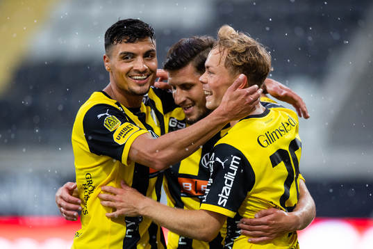 Häckens Adam Andersson t.h. jublar efter sitt 3-0 mål ihop med Ahmed Yasin och Adnan Maric