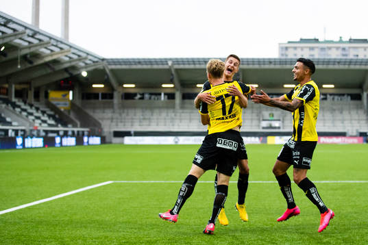 Häckens Gustav Berggren jublar med Leo Bengtsson och Ahmed Yasin efter sitt 1-0 mål