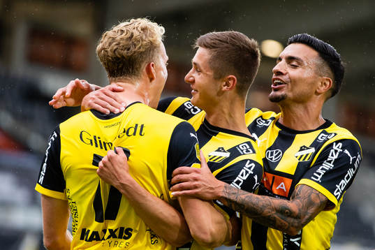 Häckens Gustav Berggren jublar med Leo Bengtsson och Ahmed