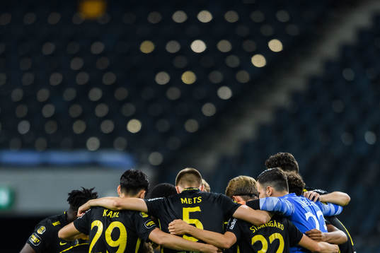 s spelare samlas inför fotbollsmatchen i Allsvenskan mellan AIK och Falkenberg den 5 juli 2020 i Stockholm.