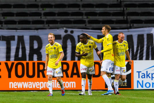 Falkenbergs Nsima Peter jublar med lagkamrater efter 0-1