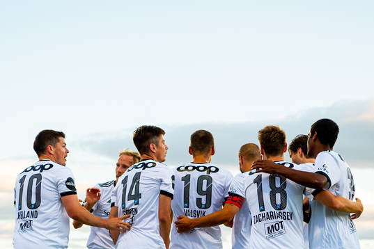 Pål André Helland, Torgeir Børven, Gustav Valsvik, Kristoffer Zachariassen and teammates of Rosenborg celebrate 0-1