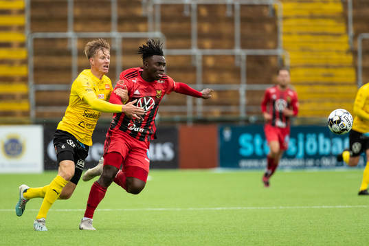 Mjällbys Eric Björkander i kamp med Östersunds Jordan Attah Kadiri  