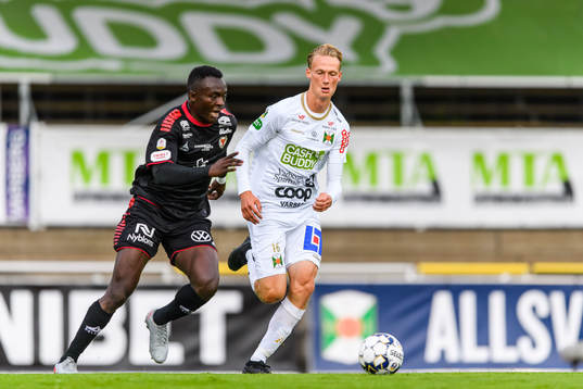 Kalmars Gbenga Arokoyo och Varbergs Alexander Johansson