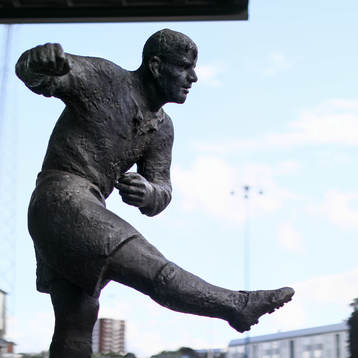 Gunnar Nordahl-statyn före fotbollsmatchen i Allsvenskan