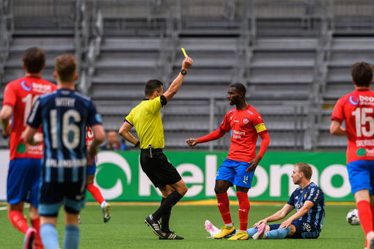Helsingborgs Mohammed Abubakari tilldelas en varning efter en situation med Djurgårdens Jonathan Ring