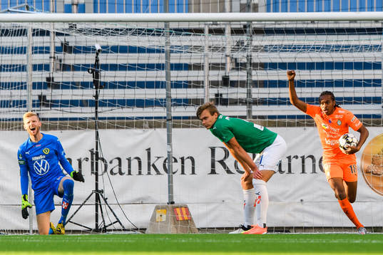 AFC Eskilstunas Francis Jno-Baptiste jublar