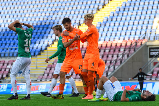 AFC Eskilstunas Wilhelm Loeper och Tim Hartzell jublar