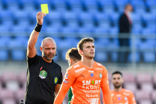 Domare Robert Daradic delar ut en varning till AFC