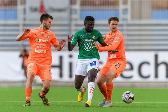 Jönköpings Eric Omondi mot AFC Eskilstunas Wilhelm Loeper och Jesper Manns