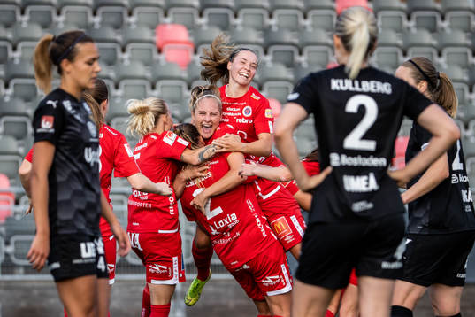 Örebros Karin Lundin jublar med lagkamrater efter 0-1