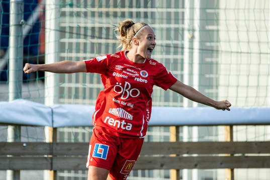 Örebros Karin Lundin jublar efter 0-2