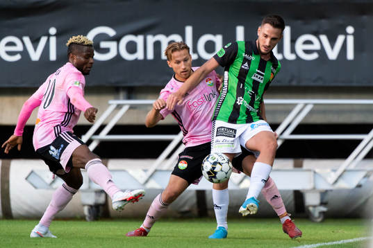 Dalkurds Henry Offia och Daniel Stensson i kamp med GAIS Haris Cirak