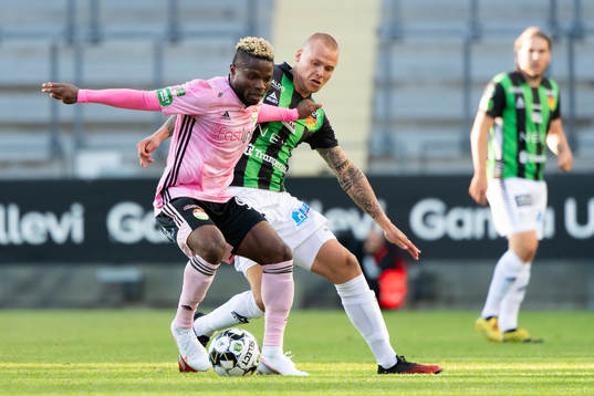Dalkurds Henry Offia i kamp med GAIS Jesper Brandt