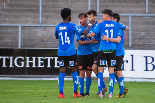 Halmstads Rasmus Wiedesheim-Paul jublar med lagkamrater efter 1-0
