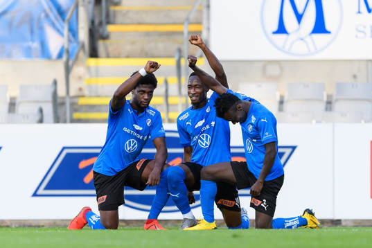 Halmstads Thomas Boakye (h) jublar med Joseph Baffo (v) och Sadat Karim (mitten) efter 2-0 och symboliserar Black Lives Matter