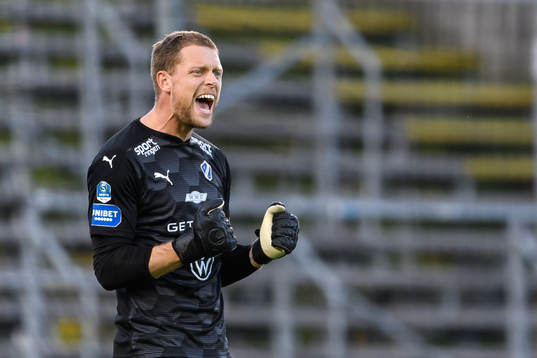 Halmstads målvakt Malkolm Nilsson Säfqvist jublar