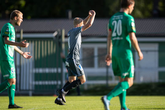 Brages Anton Lundin jublar efter sitt andra mål till 0-2