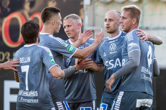 Brages Anton Lundin jublar med lagkamrater efter 1-3